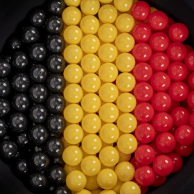 KiddyMoon Plastikowe piłeczki 7cm Zabawka zestaw kulek, czarny-żółty-czerwony